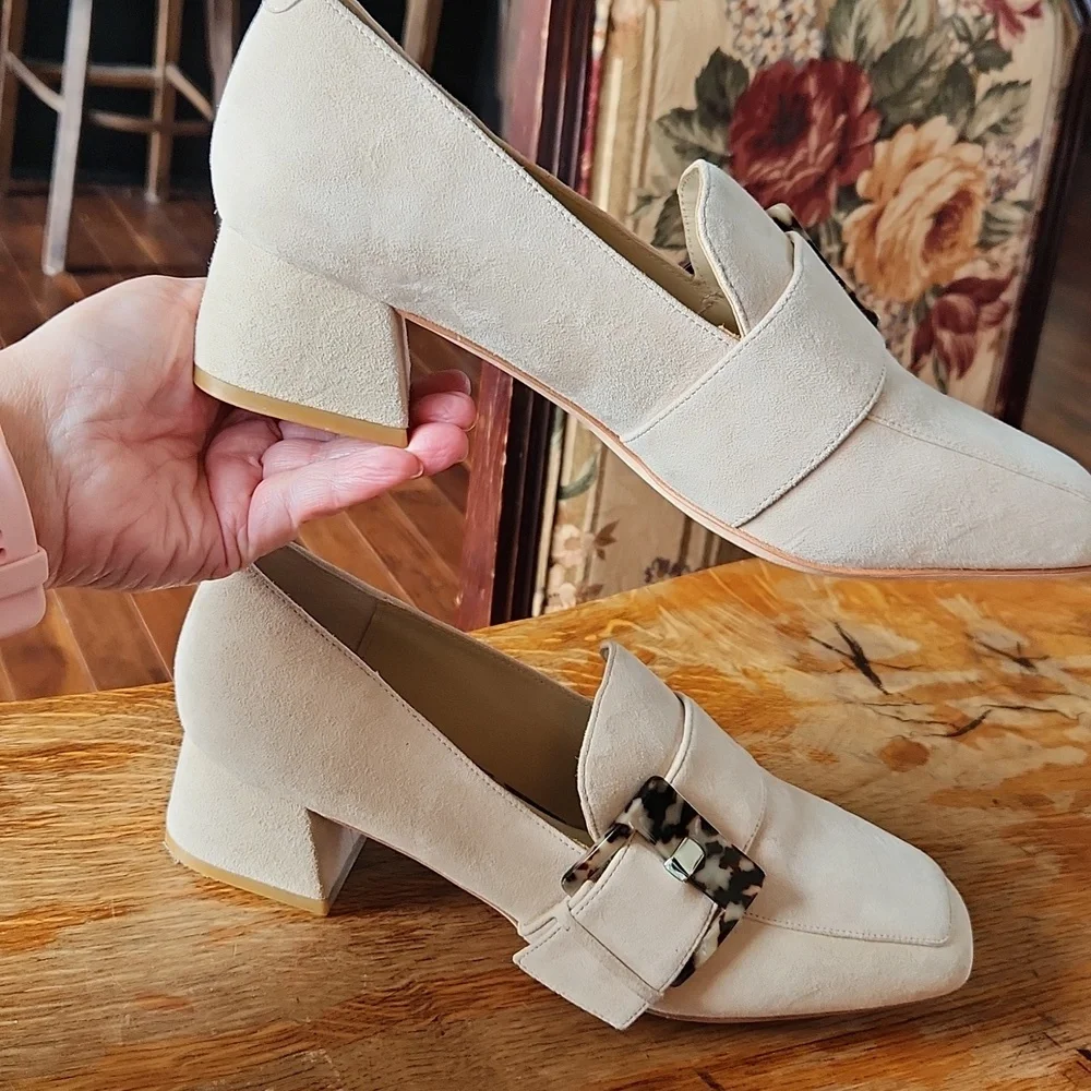 Deltan sz 9 Veronica‎ Suede Tortoise Buckle Flared Block Heel Pumps Cream